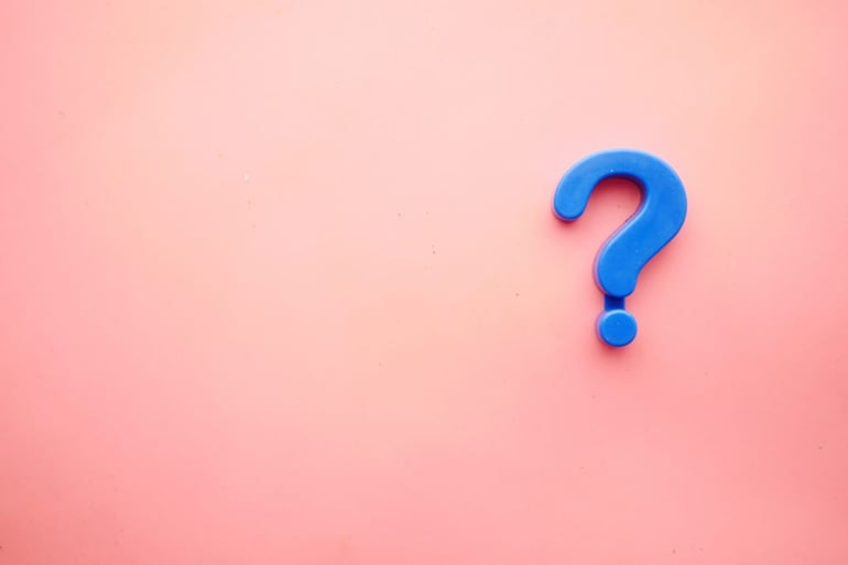 Blue question mark against a pink background - What is a hook in writing - Copify blog