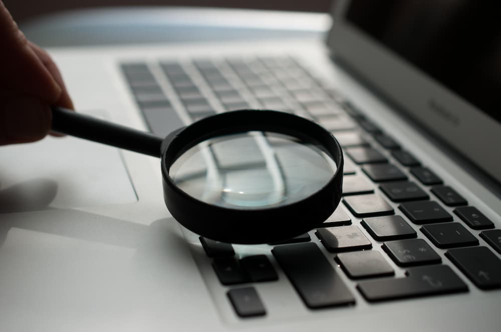 Magnifying glass on keyboard - Does hidden content affect SEO - Copify blog