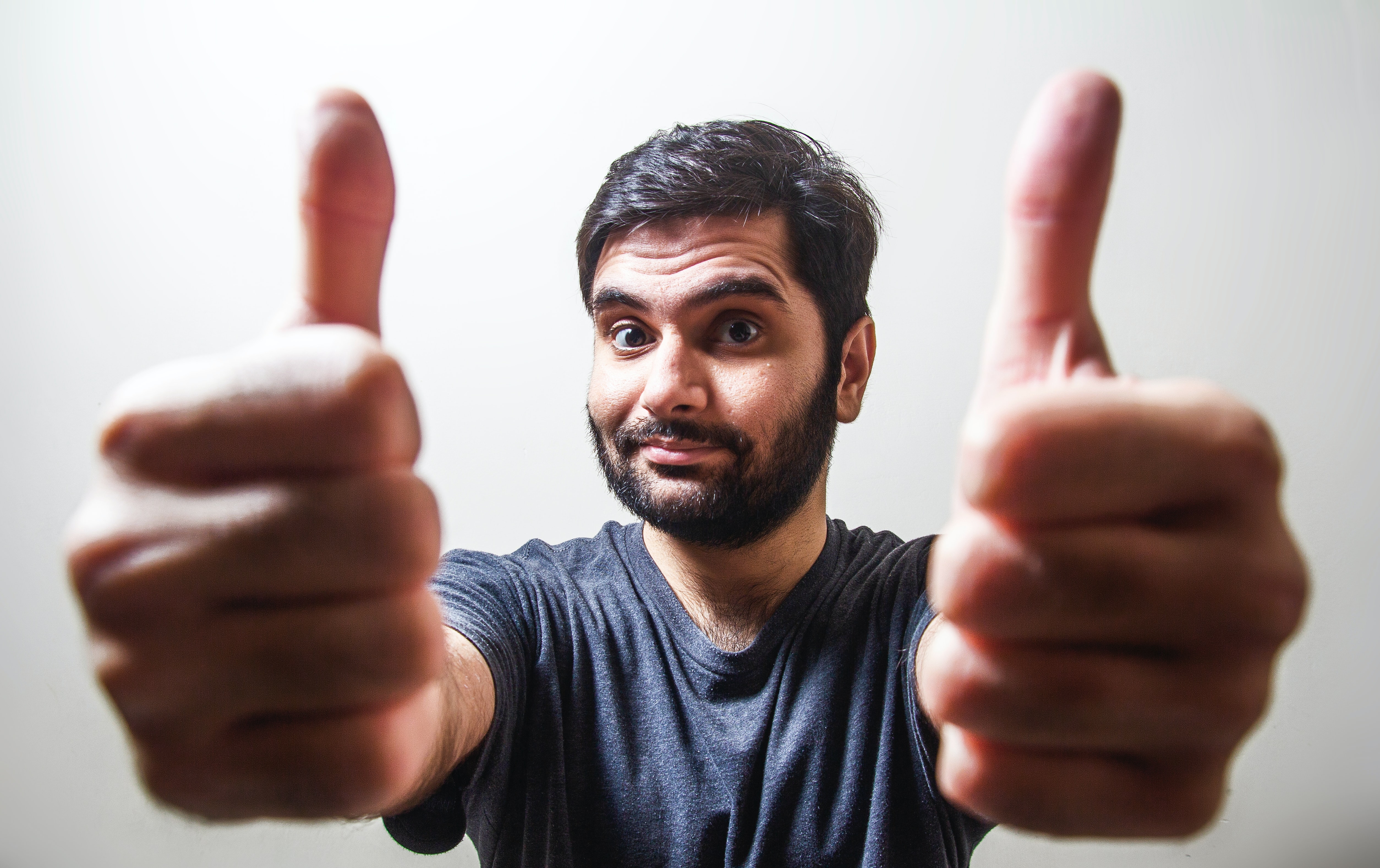 Man with 2 thumbs up - 4 examples of ridiculously good copywriting - Copify blog