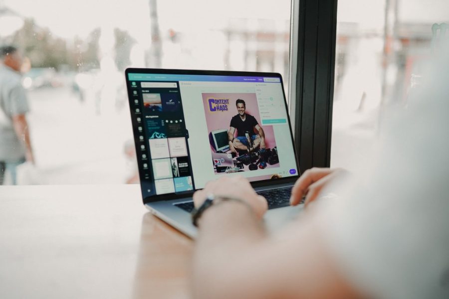 How does content marketing build trust